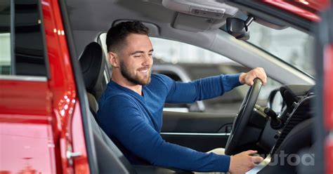 Nuotrauka su žmogumi, apžiūrinėjančiu automobilį prieš nuomą