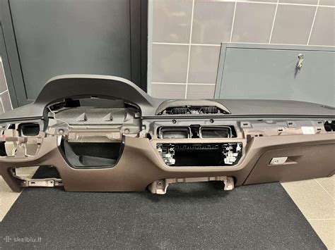 Citroën C5 interjero nuotrauka su modernia prietaisų panele
