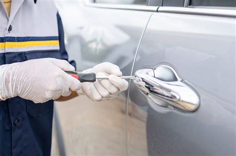 Nuotrauka su įrankiais, naudojamais automobilių spynų remontui