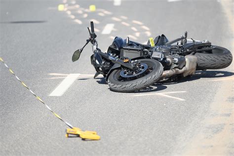Moteris ant motociklo, simbolizuojanti riziką ir atsparumą