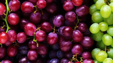 Įvairių spalvų vynuogių kekės