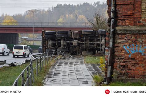 Sunkvežimis ant šono