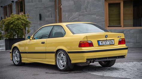 BMW E36 Coupe su juodu stogu