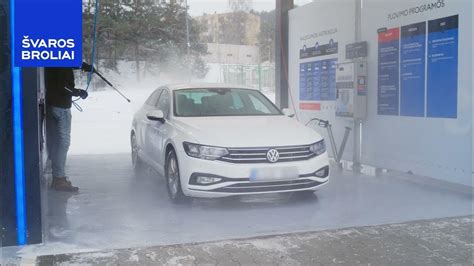 Automobilio plovimas savitarnos plovykloje