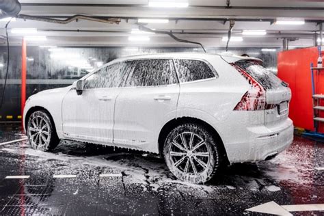 Automobilio plovimas skirtingais metų laikais