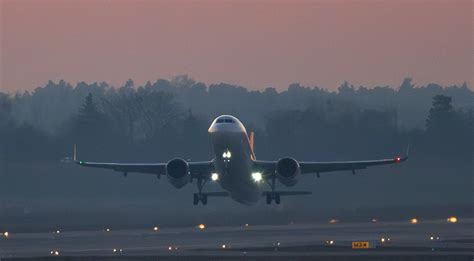 Lėktuvas ant kukurūzų lauko