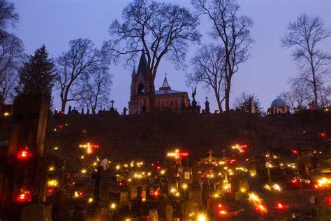 Vėlinės žvakė kapinėse