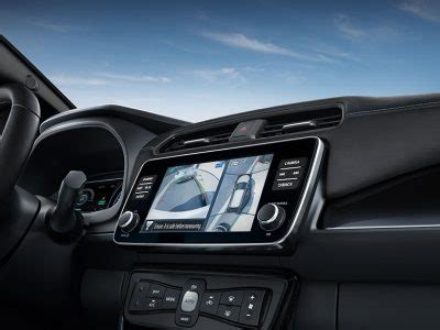 Nissan Leaf automobilio interjeras su ekranais