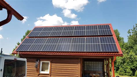 Nuotrauka, vaizduojanti saulės elektrinės montavimą