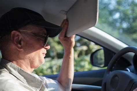 Infografika apie eismo įvykius dėl saulės akinimo