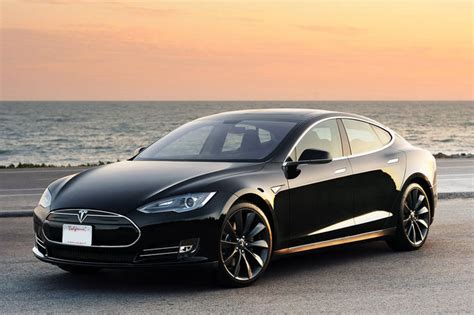 Automobilis Tesla Model S su įjungtu autopiloto režimu