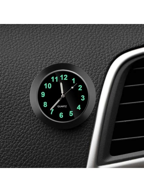 Stilingas automobilio laikrodis ant prietaisų skydelio
