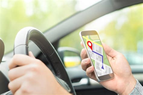 Vairuotojas, naudojantis mobilųjį telefoną vairuojant autobusą