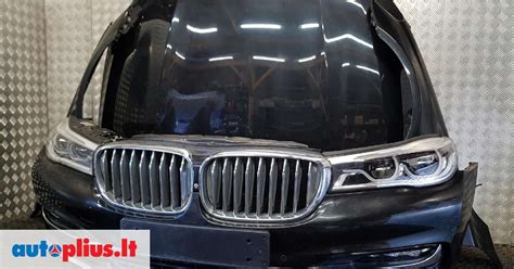 bmw automobilio priekis su apledėjusiu priekiniu stiklu