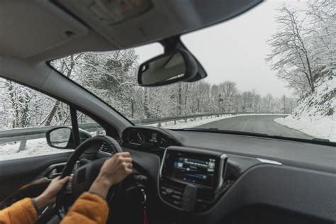 Infografika: Patarimai, kaip saugiai vairuoti skirtingais metų laikais