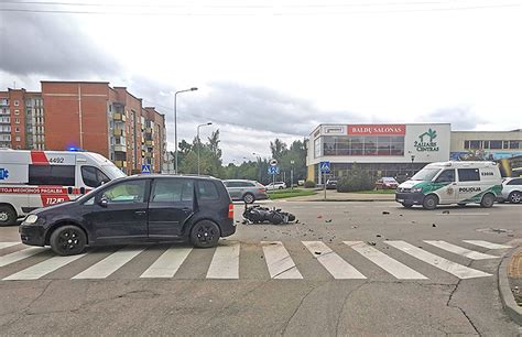 Motociklo ir automobilio susidūrimas