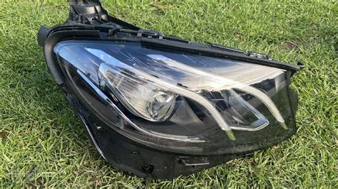 automobilio priekiniai žibintai prieš ir po restauravimo