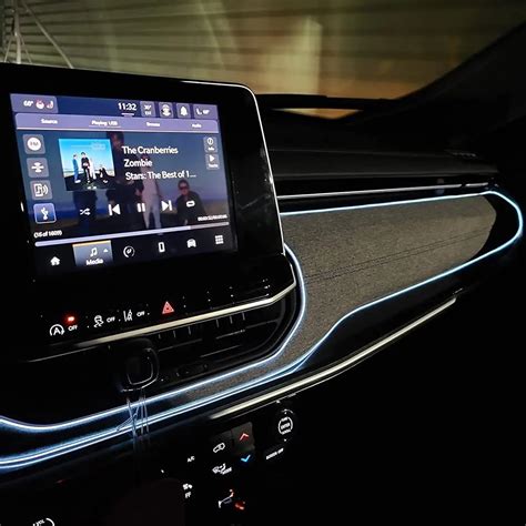 Automobilio salono multimedijos panelės apdailos pavyzdys