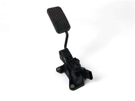 Scheminis automobilio akseleratoriaus pedalo daviklio prijungimas