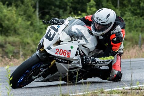 Motociklininkas su apsaugine apranga treniruojasi trasoje