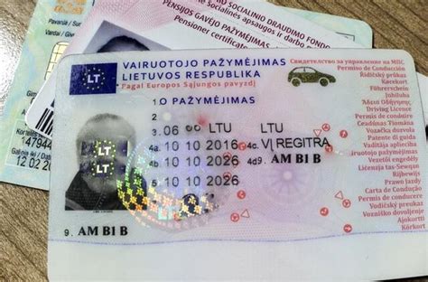 Nuotrauka su skirtingų kategorijų vairuotojo pažymėjimais