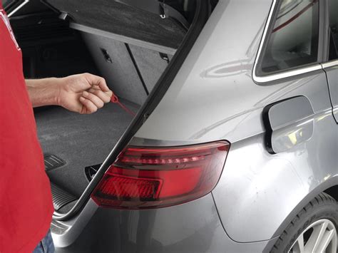 Schema, kaip atsegti bagažinės apdailą ir pasiekti kuro bako dangtelio mechanizmą