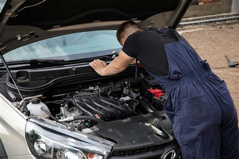 Profesionalūs automobilių mechanikai dirbantys su BMW automobiliais