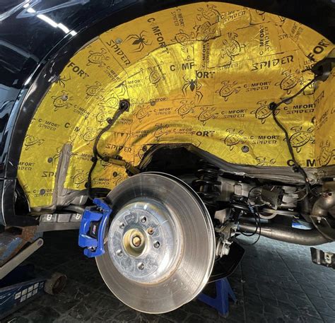 Garso izoliacijos medžiagos montavimas BMW E38 duryse
