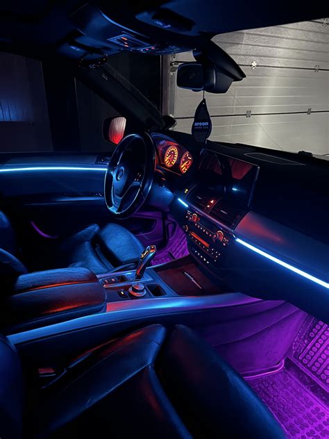 Pavyzdys automobilio salono su ambientiniu apšvietimu