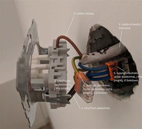 Artinamas vaizdas į perdegusį ir neperdegusį saugiklį, demonstruojant nutrūkusį siūlą