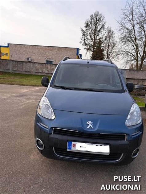 Peugeot Partner automobilis su įjungtais avariniais signalais kelyje