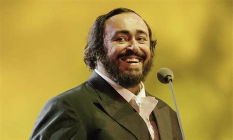 Lėktuvų paradas virš Modenos katedros Luciano Pavarotti laidotuvių metu