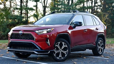 Toyota RAV4 su sumontuotais šoniniais slenksčiais