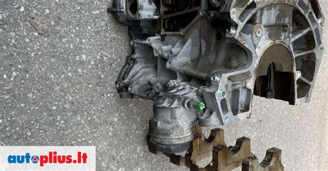 Ford Galaxy automobilis su atidarytu variklio dangčiu