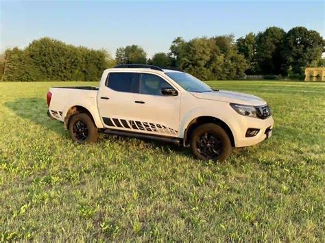 Nissan Navara su skirtingais ratlankiais