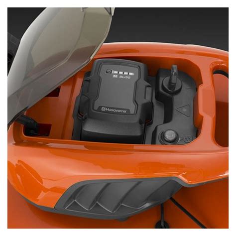 Nuotrauka su įvairiais Husqvarna priedais