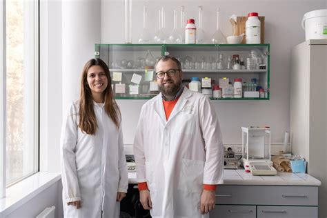 Mokslininkų komanda, dirbanti laboratorijoje