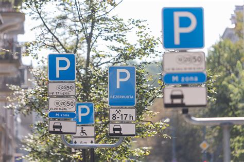 Palyginimas: Oficialus ir savadarbė rezervuotos stovėjimo vietos ženklinimas