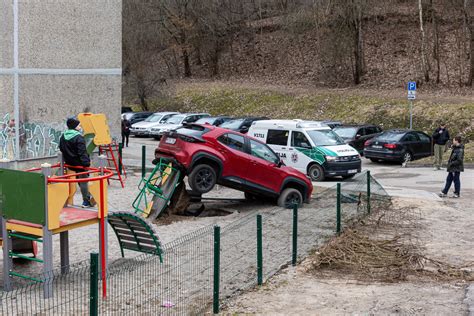 Automobilis su kūgiais bandymų aikštelėje