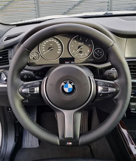 Rankų darbo BMW vairo apmušimas