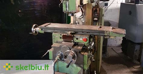 Schematinis metalo frezavimo staklių pjūvis su pažymėtu atstumu tarp kolonos ir veleno