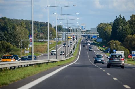 Automobilių kolona kelyje