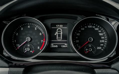 Nuotrauka, kurioje matomas automobilio prietaisų skydelis su spidometru ir odometru