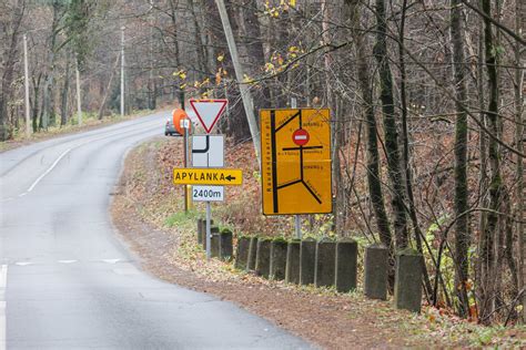 kelio ženklas, nurodantis stačią įkalnę
