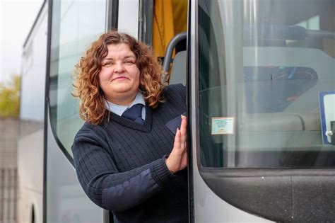 Moterys vairuojančios autobusus