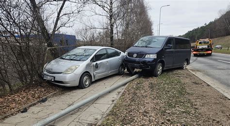 Vaizdo įrašas, kuriame matomas autobusiuko vairuotojas, pažeidžiantis KET.
