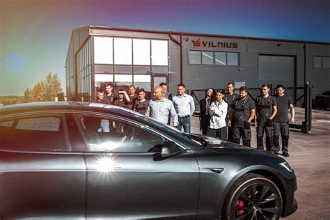 Nuotrauka, vaizduojanti modernų automobilių servisą