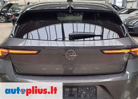 Įvairių Opel modelių automobilių nuotraukų koliažas