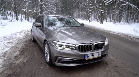BMW 5 serijos automobilis kelyje