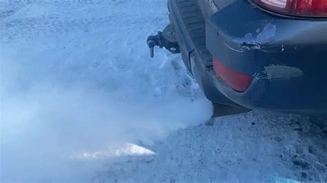 Balti dūmai iš išmetimo vamzdžio - galimas antifrizo nuotėkio požymis